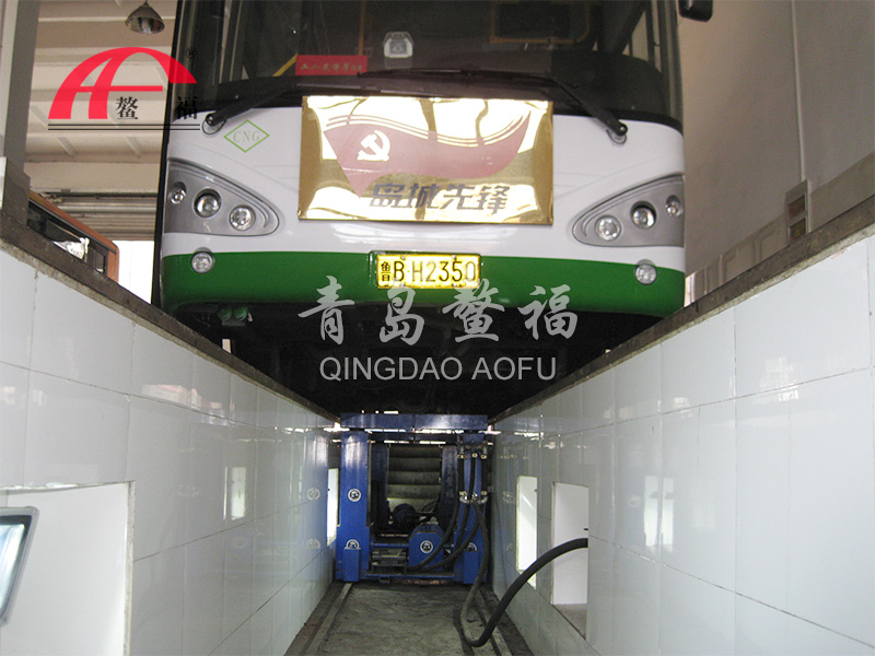青島公交氣動地溝舉升機(jī)